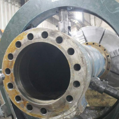 Processing of large metal pipe fittings