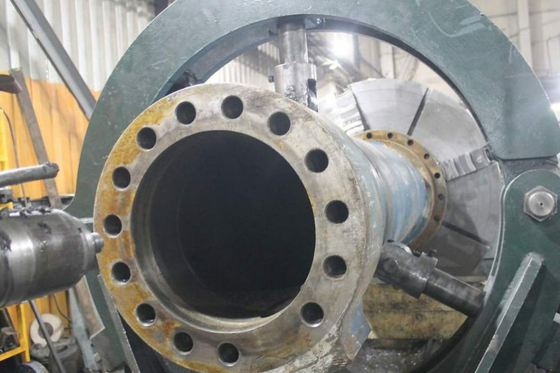 Processing of large metal pipe fittings